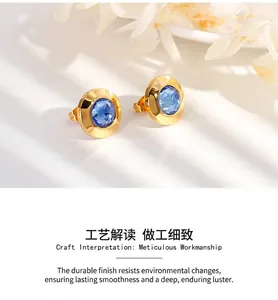 Gros plan détaillé de boucles d'oreilles dorées avec cristaux bleus multifacettes