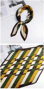 Détail d'un foulard plissé carré avec motifs géométriques losanges aux couleurs vintage