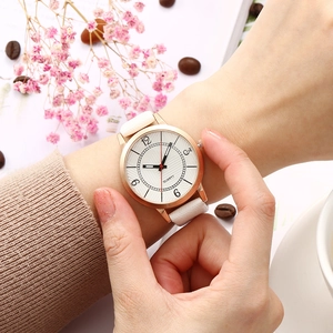Dettaglio dell'orologio da donna al quarzo oro rosa con cinturino in pelle bianca