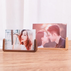 U-förmiger Fotorahmen aus Massivholz mit Acrylplatten in Walnuss und Buche Optik