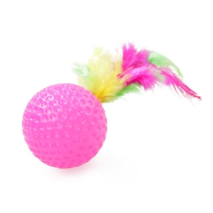 Détail d'une balle de jeu rose pour chat avec des plumes colorées pour le jeu interactif