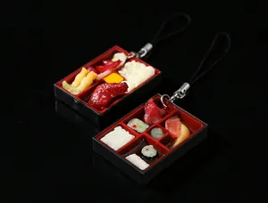 Détail de mini porte-clés boîte bento japonaise en PVC avec modèles de nourriture réalistes