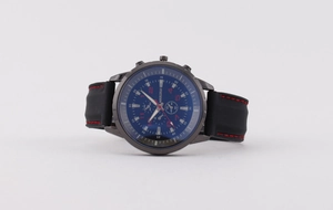 Dettaglio dell'orologio sportivo con quadrante blu, cinturino in silicone e cuciture rosse