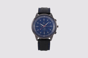 Dettaglio di orologio al quarzo multifunzione con quadrante blu e cinturino nero cucito