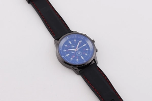 Dettaglio dell'orologio sportivo MREURIO con quadrante blu e cinturino nero e cuciture rosse