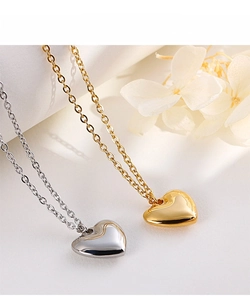 Colliers avec pendentifs en forme de cœur polis en or et argent avec chaîne croisée