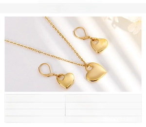 Dettaglio del set di gioielli a cuore traforato con collana e orecchini in oro e acciaio