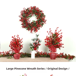 Détails de l'ensemble de couronnes de Noël avec baies rouges, pommes de pin et feuillage