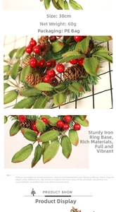 Vue détaillée d'une couronne de Noël de 30cm avec baies rouges, pommes de pin et feuilles