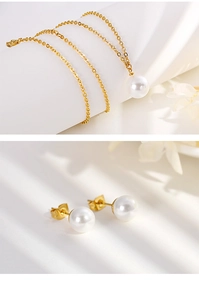 Détail de l'ensemble élégant collier de perles dorées et boucles d'oreilles assorties