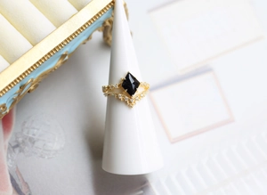 Dettaglio di un set di anelli a corona in argento 925 con pietra arenaria blu e opale