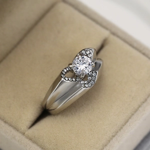 Gepolijste zilveren hartvormige diamanten ring met ronde steen in een beige fluwelen doos
