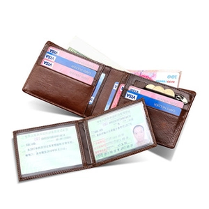 Portefeuille en cuir marron foncé avec plusieurs emplacements cartes et porte-ID