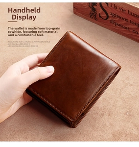 Gros plan d'un portefeuille RFID en cuir marron pour homme avec une texture grainée souple