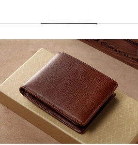 Gros plan d'un portefeuille en cuir marron café avec protection RFID et aspect vintage