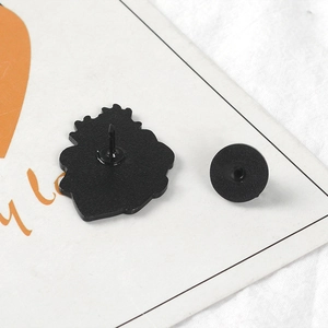 Dos d'épingle en émail avec fermoir en caoutchouc noir et aiguille pour broche coeur