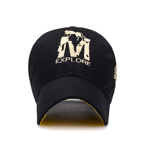 Schwarze Baseballkappe mit goldener M-Stickerei und gelber Unterseite des Schirms