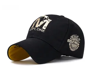 Seitenansicht-Detail einer schwarzen Baseballkappe mit gelber Krempe und Stickerei