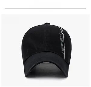 Détail d'une casquette de baseball noire avec rayures blanches et imprimé PERFECT stylé