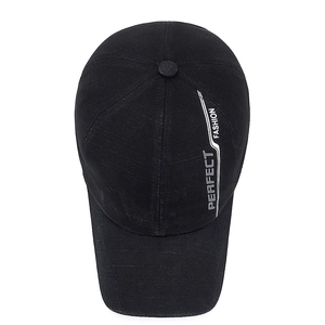 Casquette de baseball vintage noire avec texture hachurée et lettrage fashion