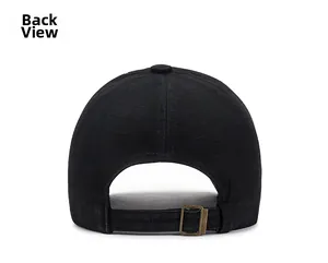 Vue arrière d'une casquette de baseball noire délavée avec boucle de réglage en métal