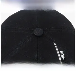 Gros plan d'une casquette noire montrant des coutures fines et une texture en coton dense
