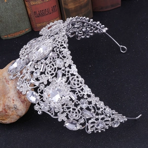 Détail macro d'une couronne de mariée luxueuse en cristal sur une surface de pierre