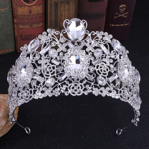 Détails des strass étincelants sur une couronne de mariée luxueuse ton argent