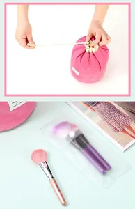 Borsa trucco in velluto rosa con coulisse e pennelli colorati con custodia in PVC