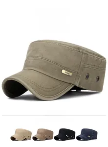 Détail d'une casquette militaire vintage en coton avec logo en métal et œillets