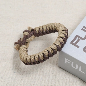 Gros plan sur le bracelet en corde tressée bicolore avec texture en spirale faite main