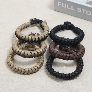 Bracelets vintage en corde de chanvre tressés à la main en noir et marron sur tissu