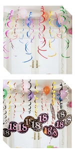 Dettaglio di riccioli colorati in PVC con etichette per il 18° compleanno festivo