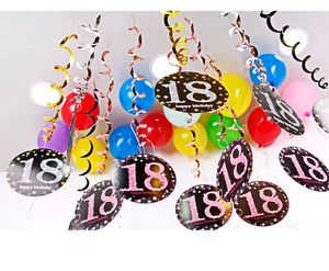 Dettaglio macro di spirali per il 18° compleanno con palloncini colorati e ciondoli glitter