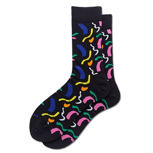 Details von schwarzen Socken mit lebendigen bunten abstrakten Pinselstrichmustern