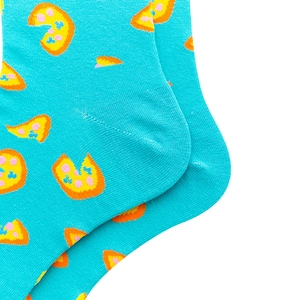 Detaillierte Makroansicht der blauen Socken mit Pizzamuster und Baumwolltextur