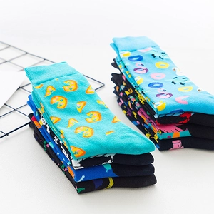 Detaillierte Nahaufnahme bunter Crew-Socken mit Pizza- und Donut-Mustern im Stapel