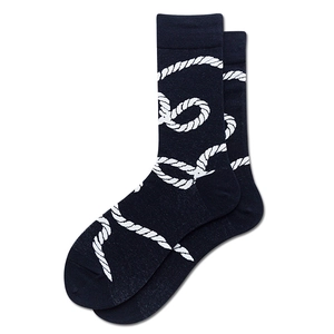 Detailansicht der dunkelblauen Socken mit weißem Seilmuster und feiner Strickstruktur