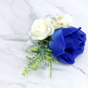 Detail van koningsblauwe en witte zijden rozen met zilveren glitterbladeren en lint