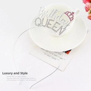 Détail du serre-tête Birthday Queen argenté avec strass et petit accent couronne rose