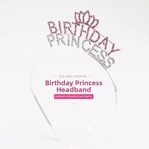Détail d'un serre-tête d'anniversaire argenté avec strass roses et décoration couronne