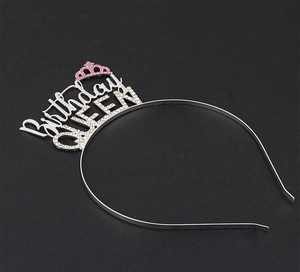 Détail du serre-tête Birthday QUEEN avec couronne de strass roses et pierres blanches