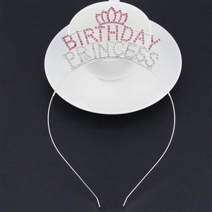 Détail du diadème d'anniversaire argenté avec strass roses et lettrage Princess