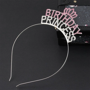 Détail du serre-tête Birthday Princess en argent avec strass roses sur fond noir mat