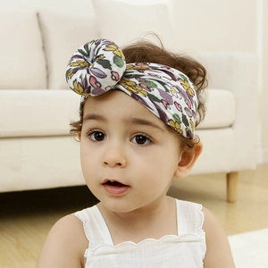 Bebé con diadema de nylon suave con estampado floral bohemio y un nudo de rosquilla