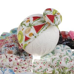 Detalle de diadema de nailon para bebé con estampado de frutas de verano y nudos