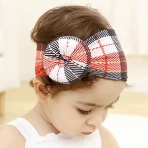 Detalle de diadema para bebé en nylon suave con diseño de cuadros