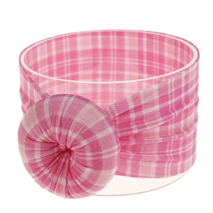 Primer plano de diadema de nailon suave a cuadros rosa con nudo de donut para bebés.