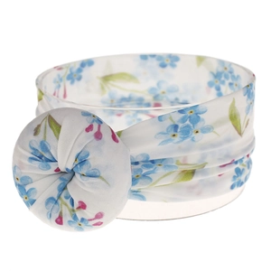 Primer plano de diadema de nailon para bebé con estampado floral azul y nudo suave