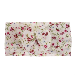 Primer plano de diadema de nailon para bebé con estampado floral y diseño de nudo suave